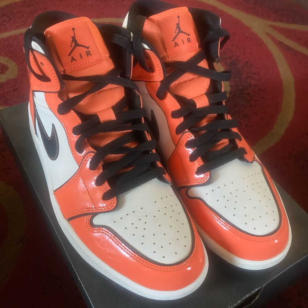 Turf orange /black/white Air Jordan 1 Mid SE men 10.5